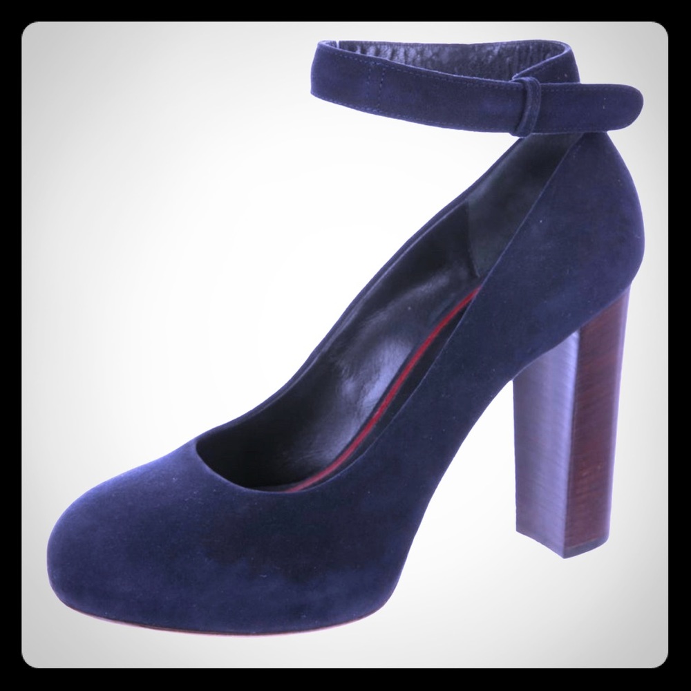 Navy suede Céline pumps with ankle strap!